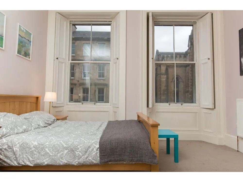 Spacious, Bright 5-br Flat for 10 in Edinburgh