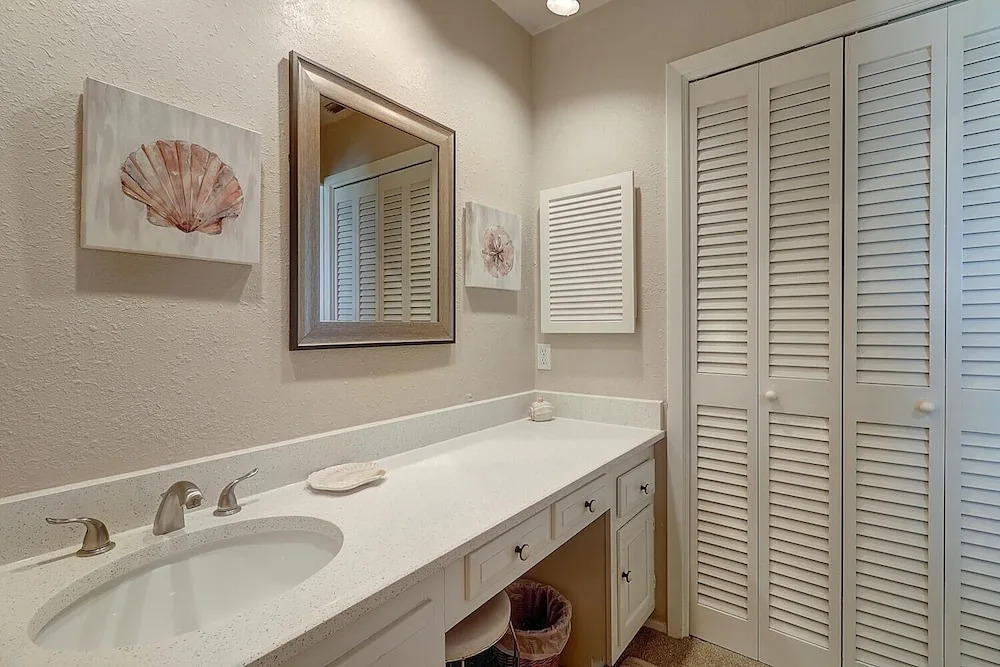 Dock Holiday 2 Bedroom Condo by Redawning