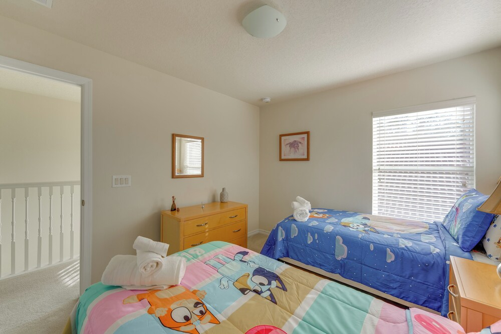 Poolside Living: Family Retreat 12 Mi to Disney
