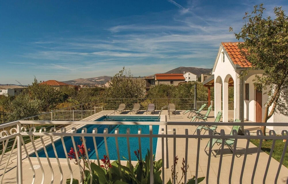 Nice Home in Kastel Luksic With Wifi and 3 Bedrooms