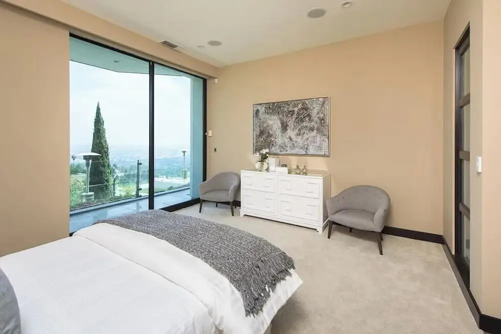 Beverly Crest: Ultra-private BH Retreat w/ Infinity Pool & Skyline Vistas