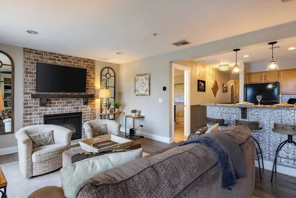 Cumberland River Views, Walk to Broadway, Downtown & Stadium Rockin' Riverfront