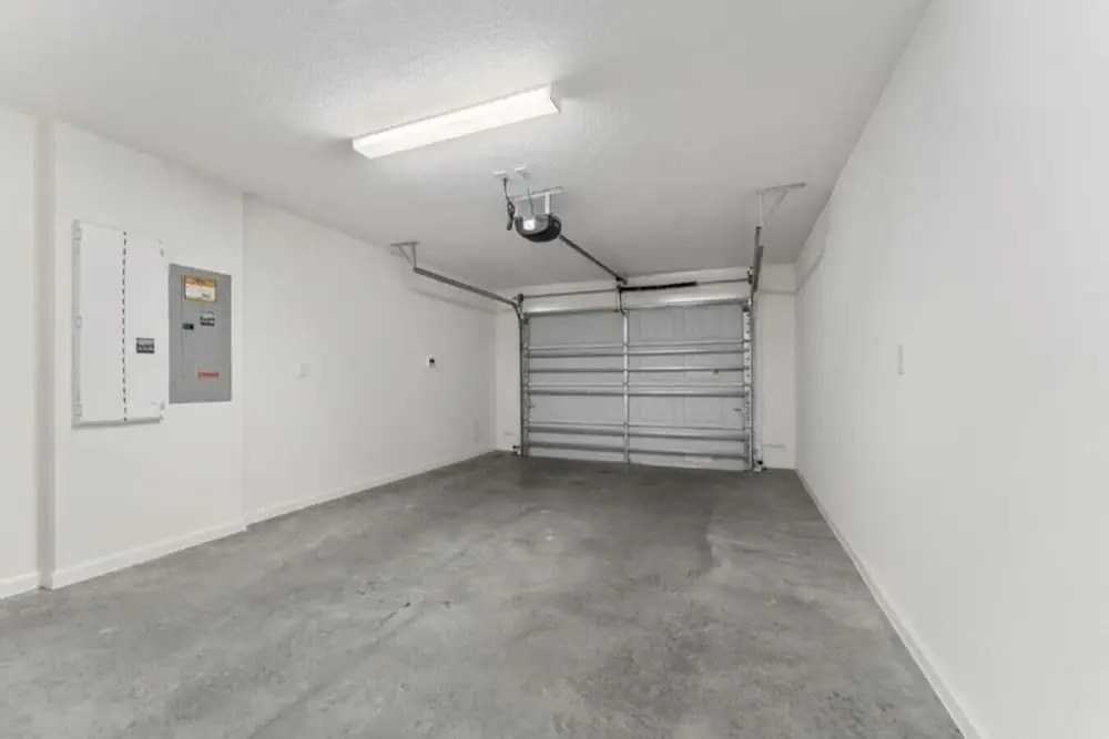 561l Stunning Home, Pool Access, Garage Parking