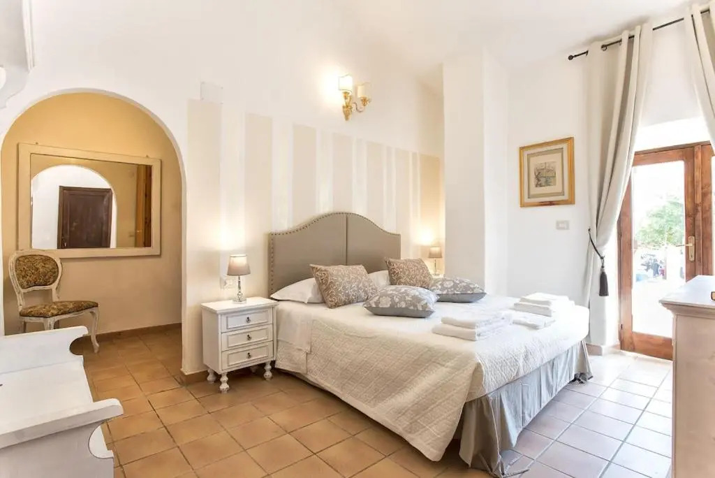 Restored Historic Mansion Paterno with Exclusive Pool, Wifi and AC for 20 people