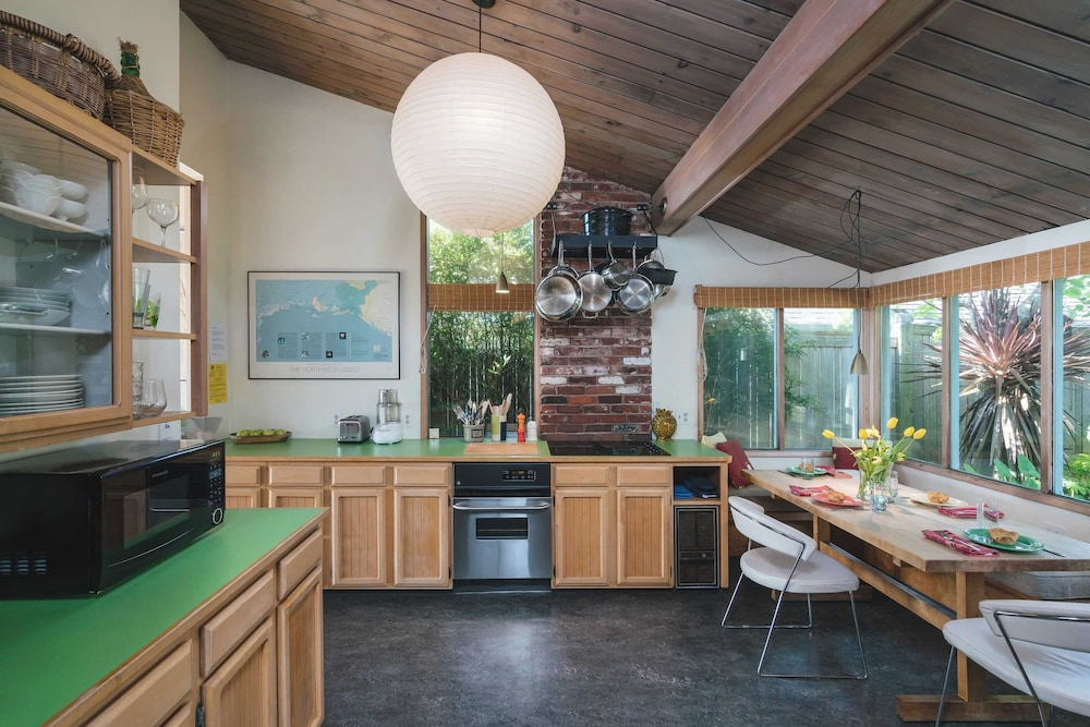 Arch Cape Escape by Avantstay Sensational Clift Top Home w/ Pacific Ocean Views