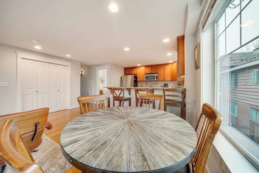 4 Mi to Lumen Field! Centrally Located Townhome