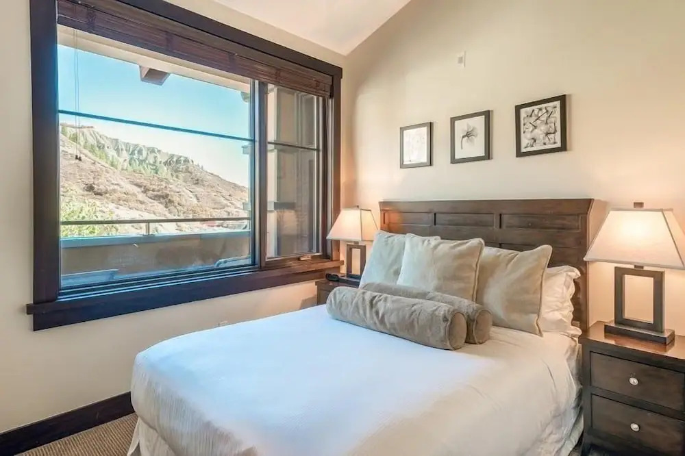 Luxury 3 Bedroom Slopeside Mountain Vacation Rental With Hot Tubs