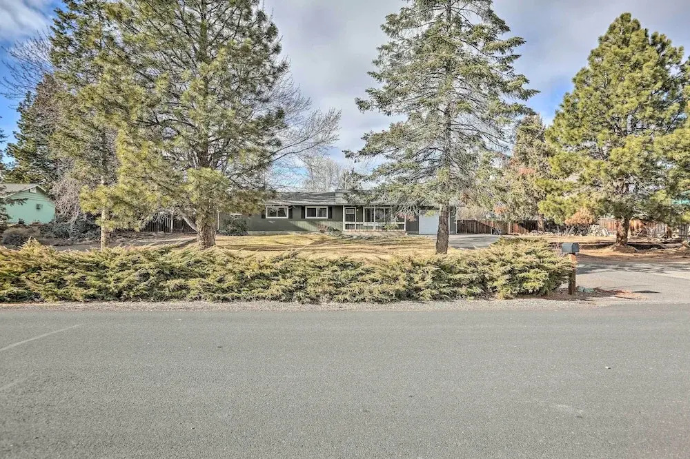 Relaxing Redmond Retreat: Golf, Hike & Ski!