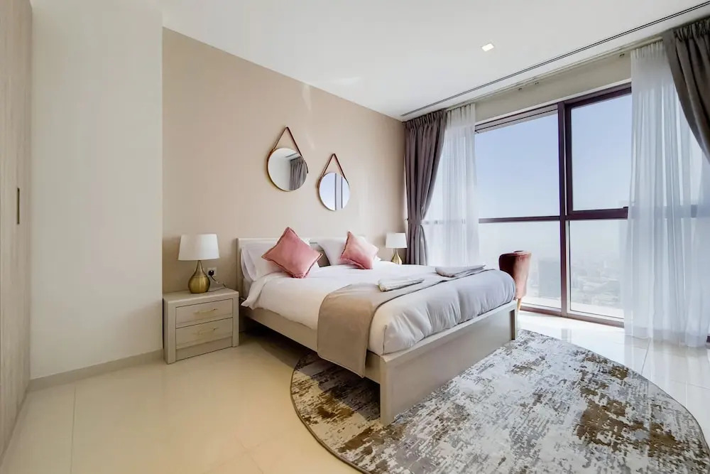 GreenFuture - Panoramic City View From This High-Rise Chic Condo
