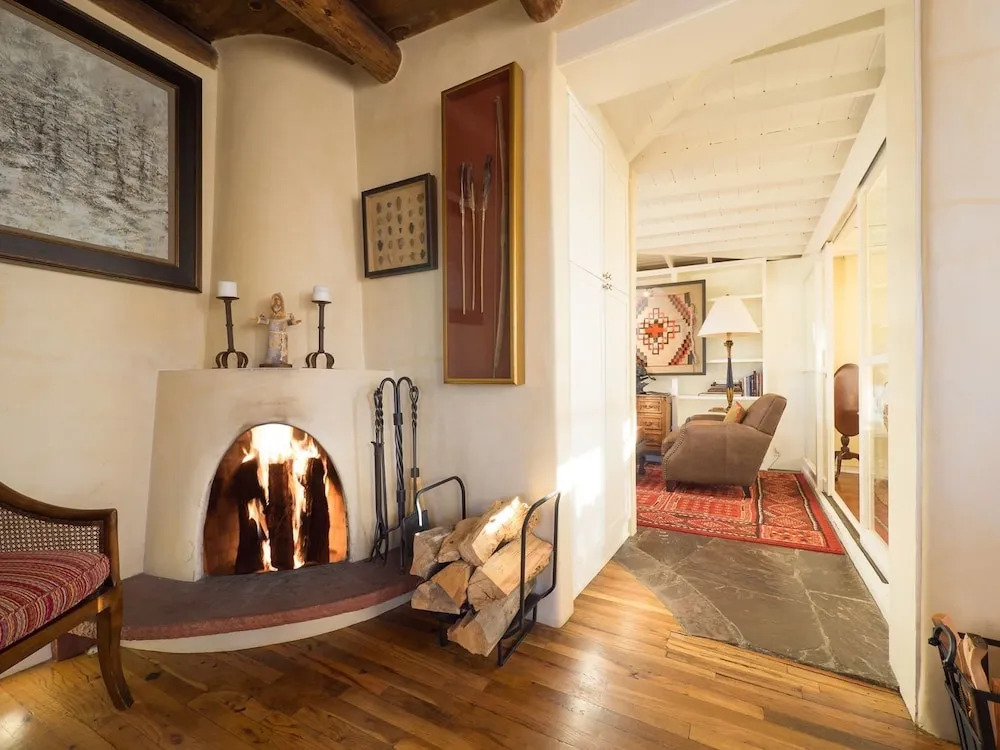 El Caminito - Magnificent East Side Home, Flooded With Light