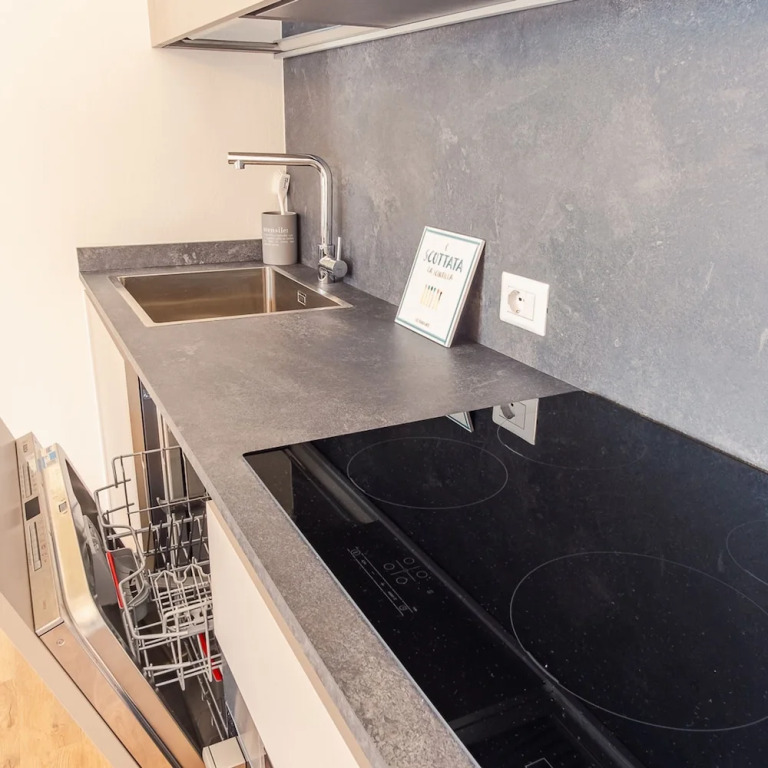 HOST4U - Garda Lake Lido Apartments With Pool, Garden and Private Parking in Garage