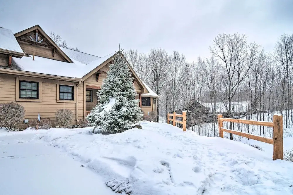 2 Mi to Schuss Mtn! Northern Retreat w/ Game Room