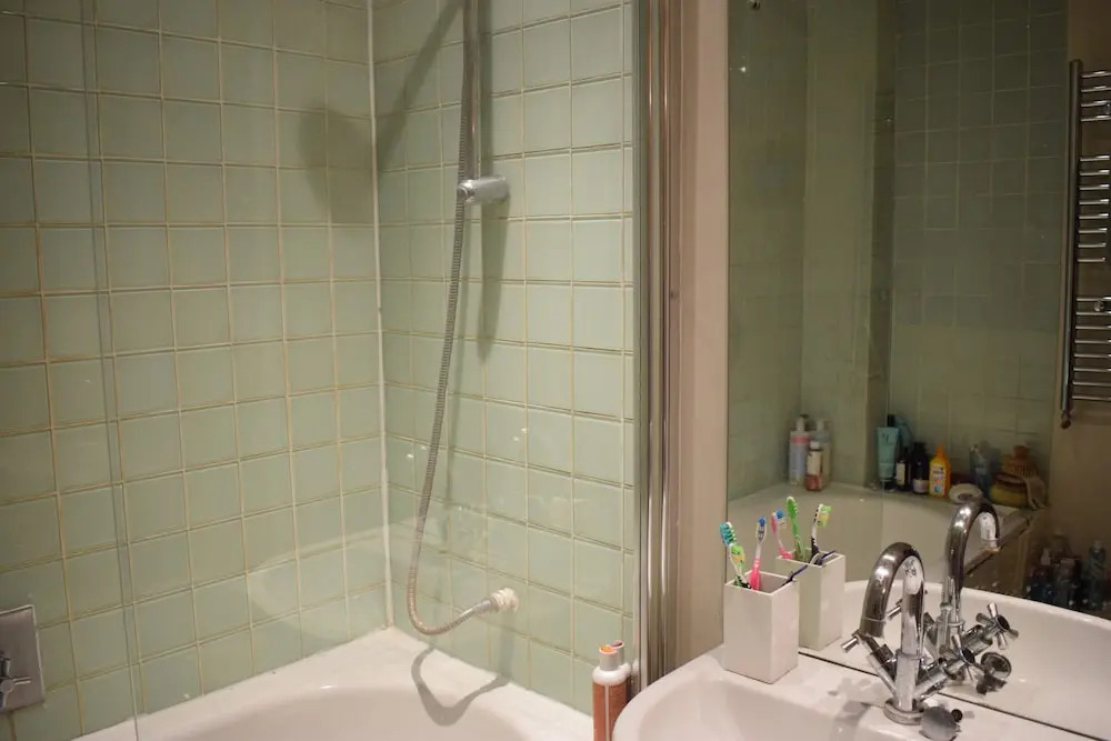 Bright 2 Bedroom Apartment With Canal Views
