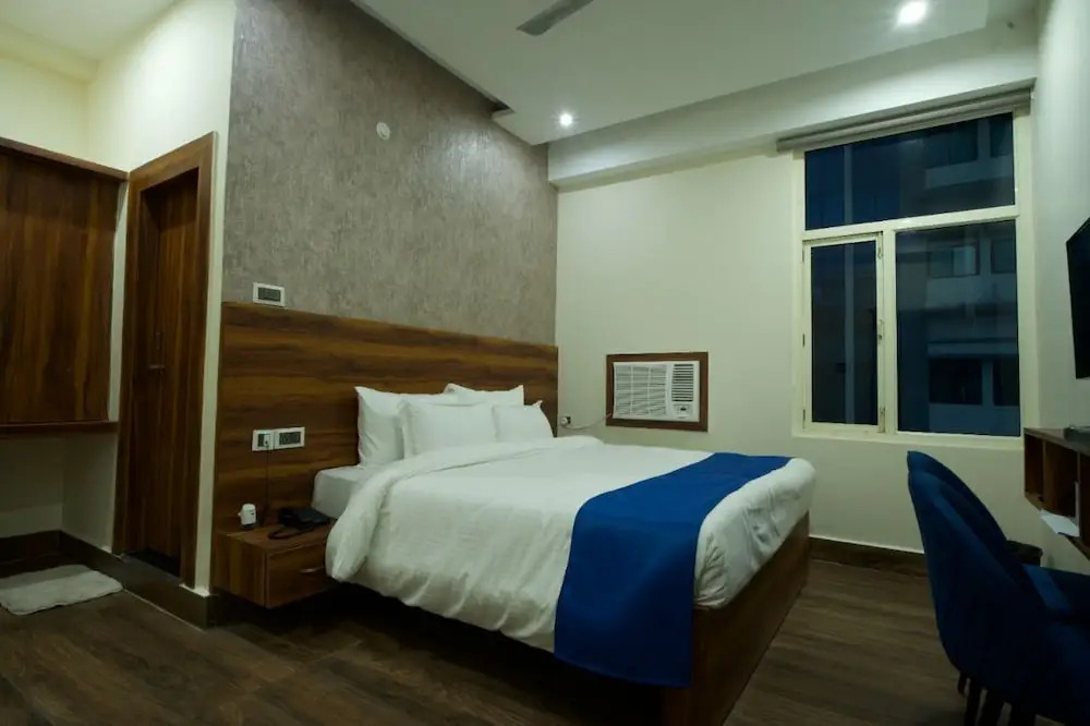 Dolphin Club And Resort