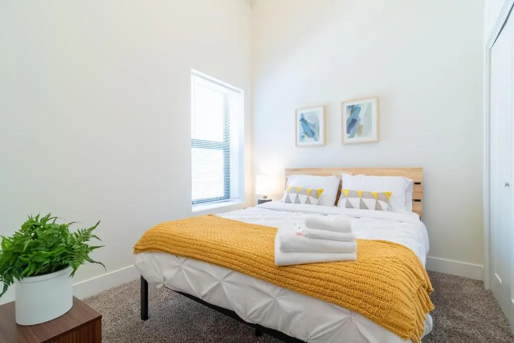 McCormick Place 420 friendly 3br-2ba in Downtown Chicago with optional parking for 8 guests