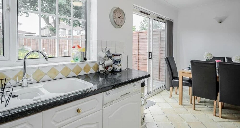 Impeccable 4-bed Apartment in Hornchurch
