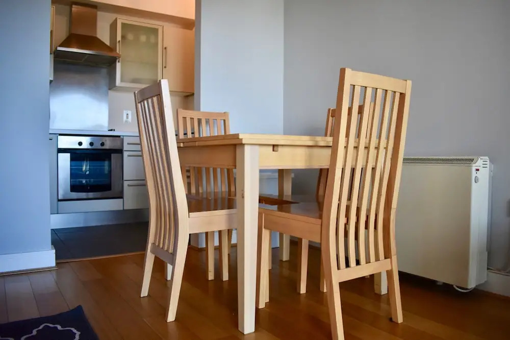 Central 2 Bedroom Flat With Balcony Views