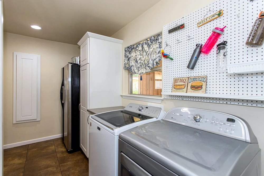 Waterfront 5 BR w/ Hot Tub Sleeps 13!