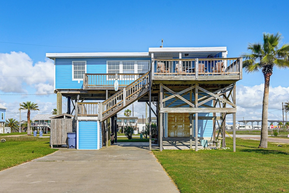 1 Block to Surfside Beach: Home w/ Deck!
