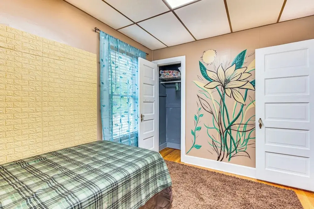1 Mi to Dtwn: Colorful Binghamton Home