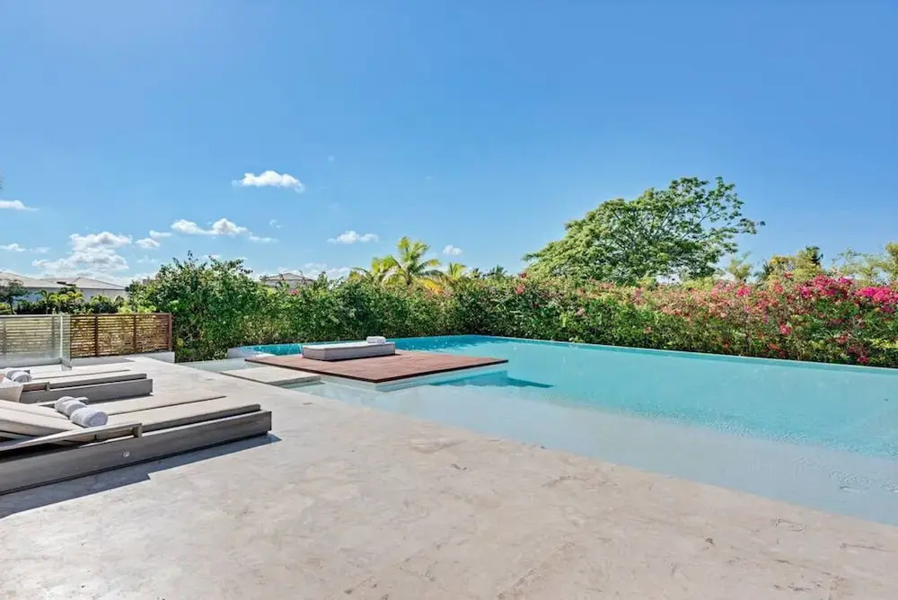Modern Oasis Stunning Views of Golf Course River