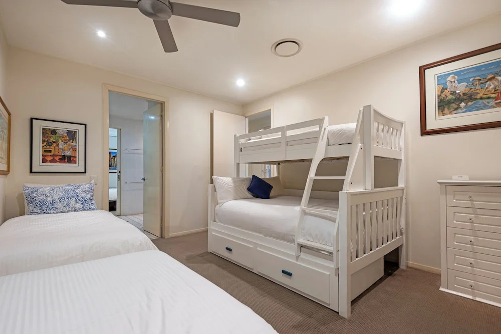 Pavillion 17 - Waterfront Spacious 4 Bedroom With Own Inground Pool And Golf Buggy