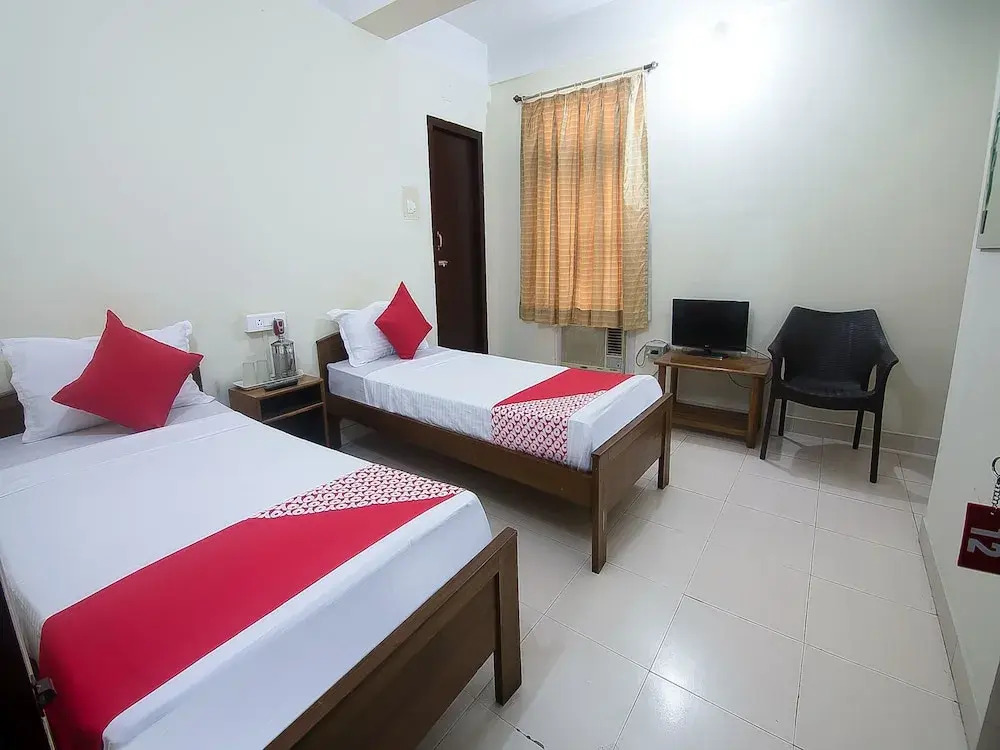 OYO 12216 Paramount Inn