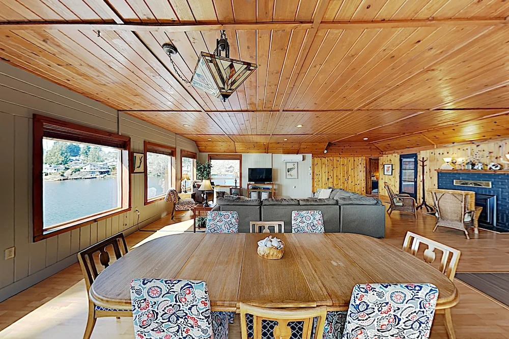Hidden Gem: 1-acre Lakefront W/ Hot Tub, Dock 4 Bedroom Home