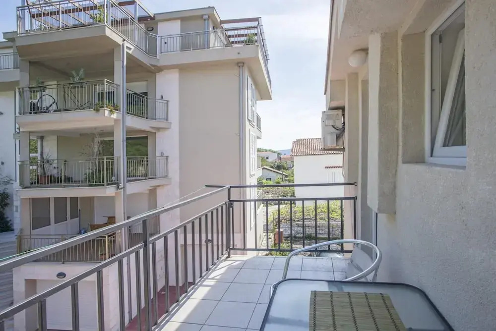 Chic Studio Flat With Balcony Near Beach in Tivat