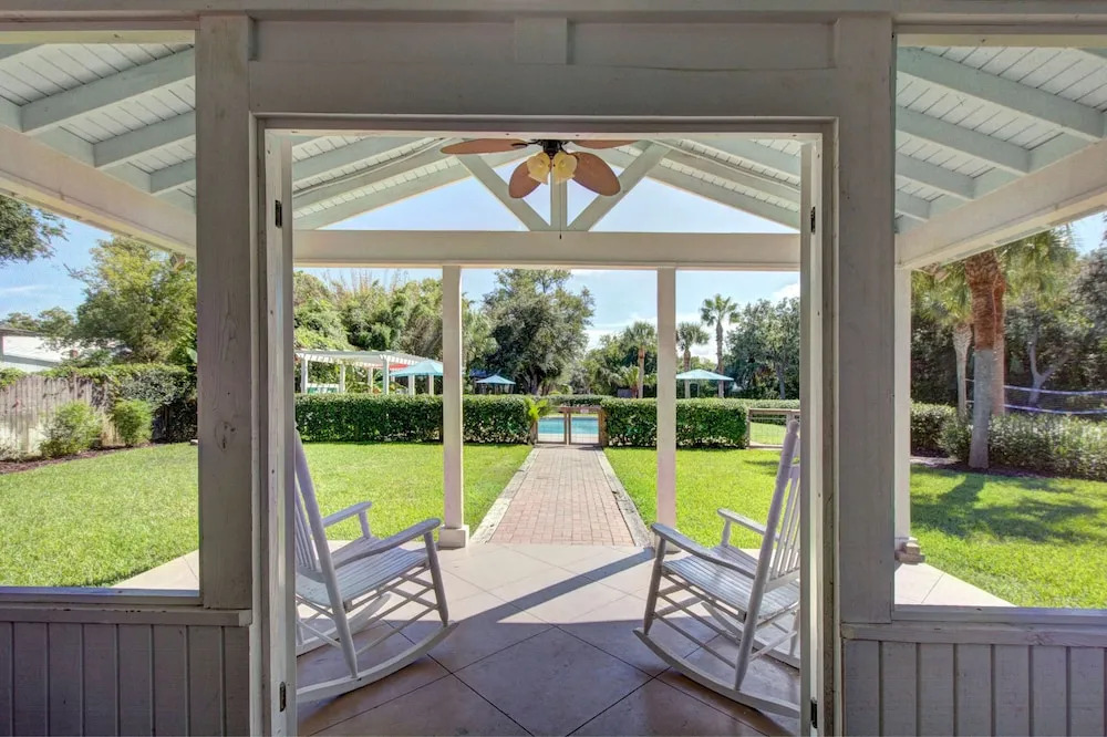 Seaglass Cottage by Hodnett Cooper