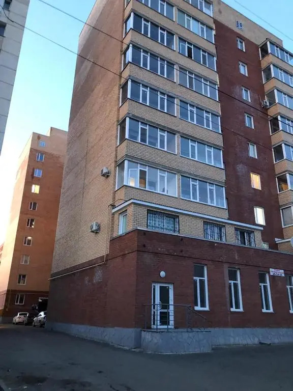 Ujutnaja kvartira v tsentre goroda s sovremennym dizajnom
