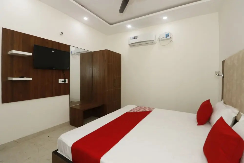OYO 44021 Hotel Aura