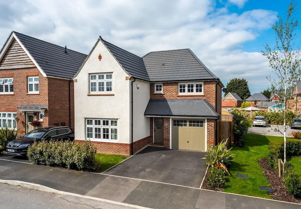 Huge & Modern 4 Bedroom House in York