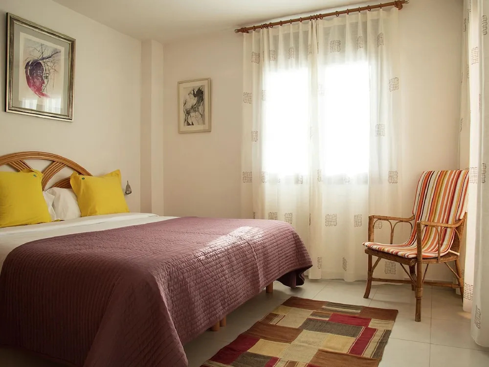 Exclusive Villa for 6 in L'estartit With Private Pool in Residential Area