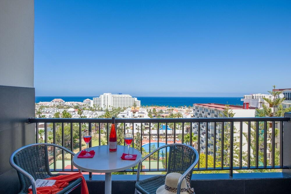 926. Seafront Studio with Fabulous View of Las Americas