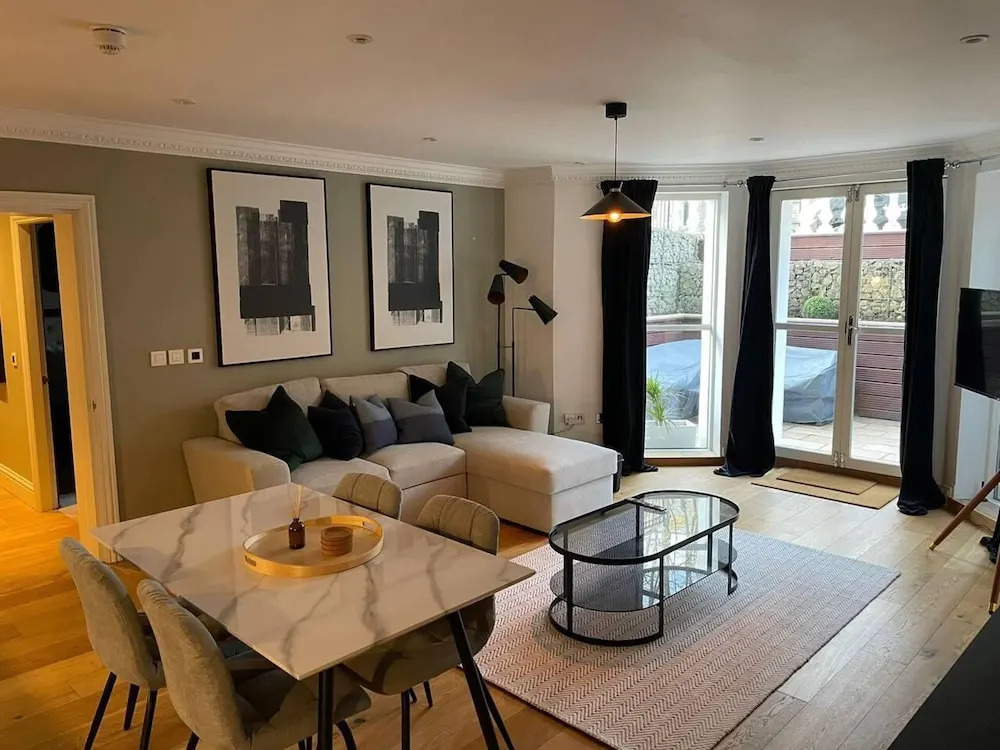 Stunning Apartment by The Leas, West End