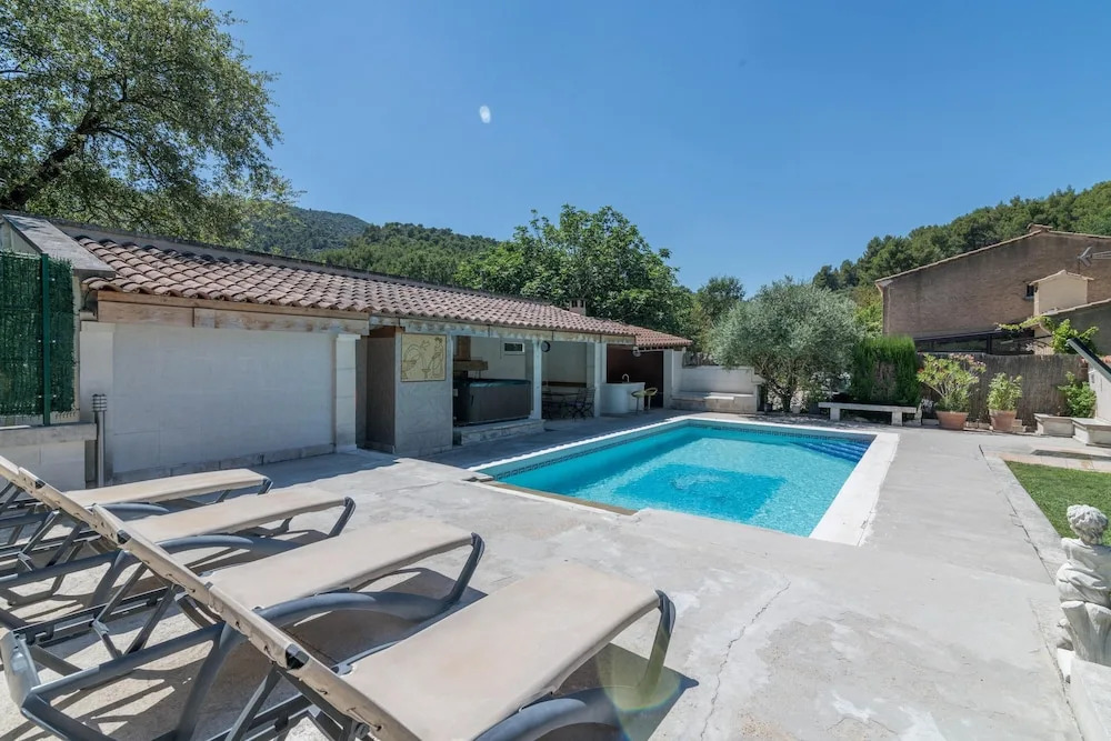 House With 3 Bedrooms in Oppède, With Wonderful Mountain View, Private