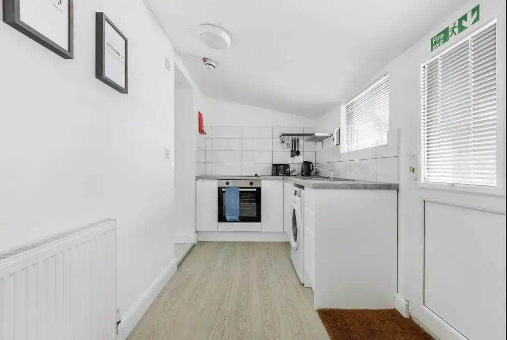 Tropical Apartment, 10 min from Blackpool tower, outside space, sleeps 12