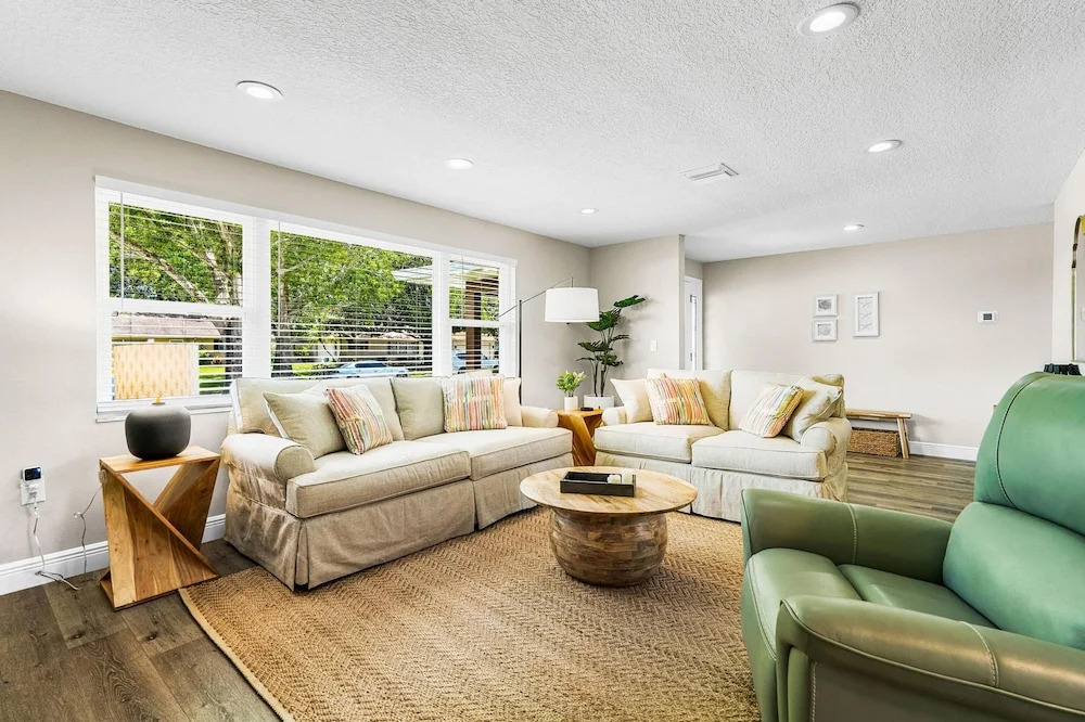 Heated Pool Hot tub Clearwater Dunedin Pet Friendly