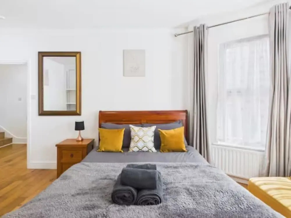 4BR London Home Piccadilly Line Sleeps 9