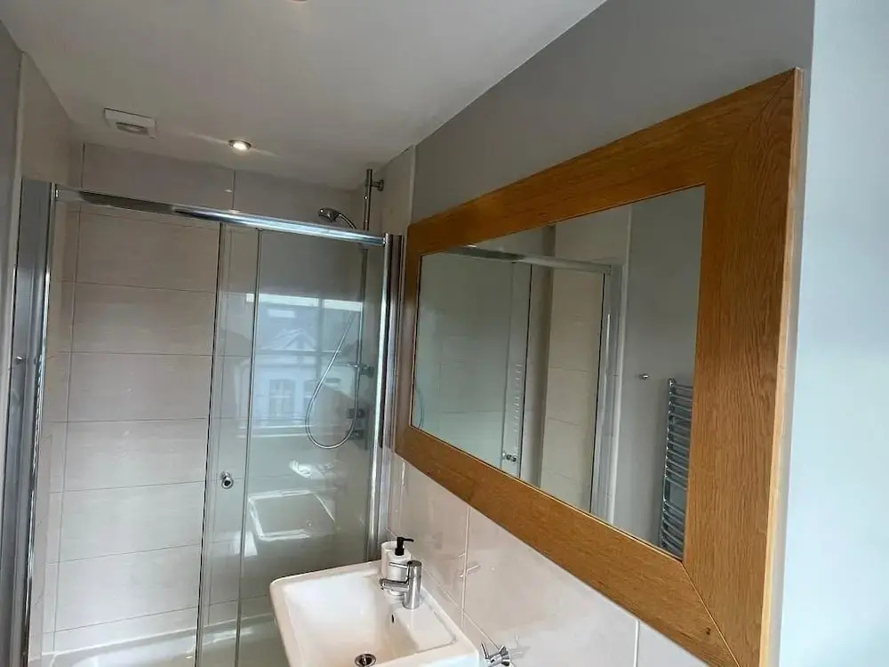 Modern Two Bedroom Apartment in Fulham by Sojo Stay
