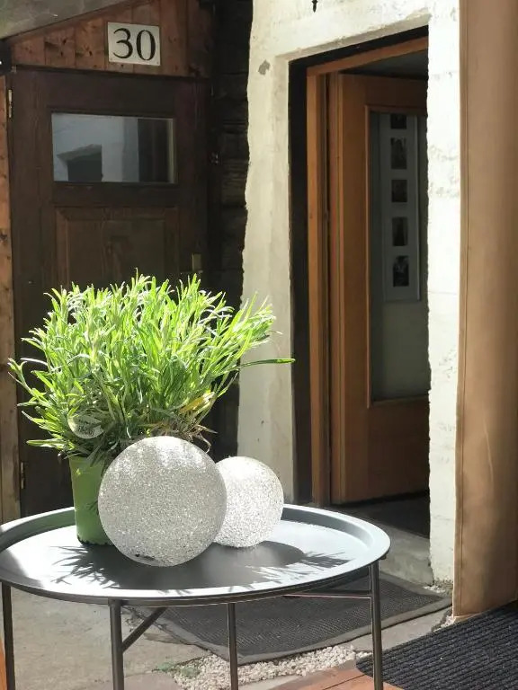 KNOTTN HÜTTL Historisches Bauernhaus und ein ganzes Ferienhaus für euch in ALLEINLAGE in SÜDTIROL eine Zeitreise sowie Rückzugsort in den Bergen mit privater Gartenterrasse ideal für Kleingruppen Freunde und Familien mit Hund WINTER Skigebiet in der Nähe