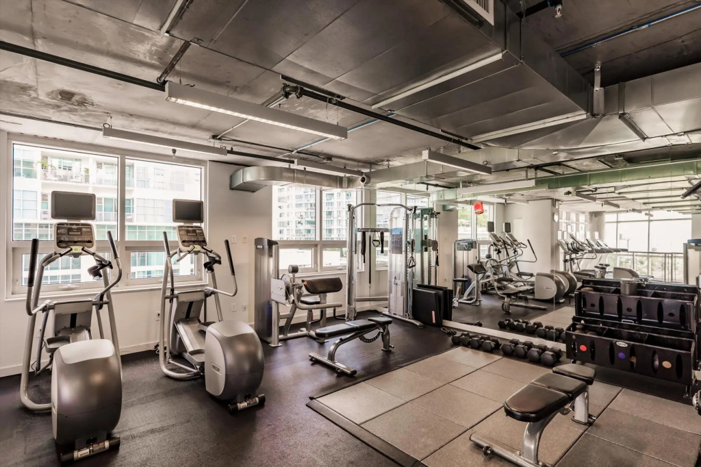 Hang Ten- Large Townhome, lux amenities, parking