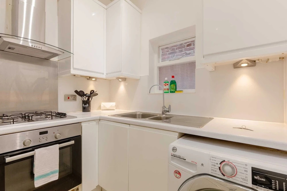 Roomy 3BD by Hampstead Heath!
