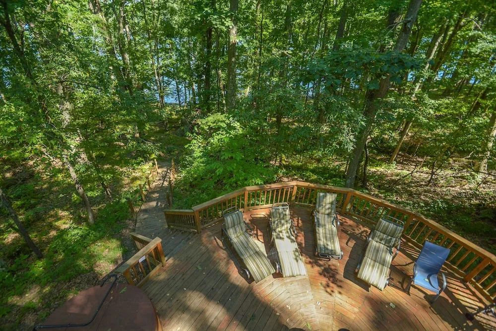 Retro Lake Landing 3 Bedroom House