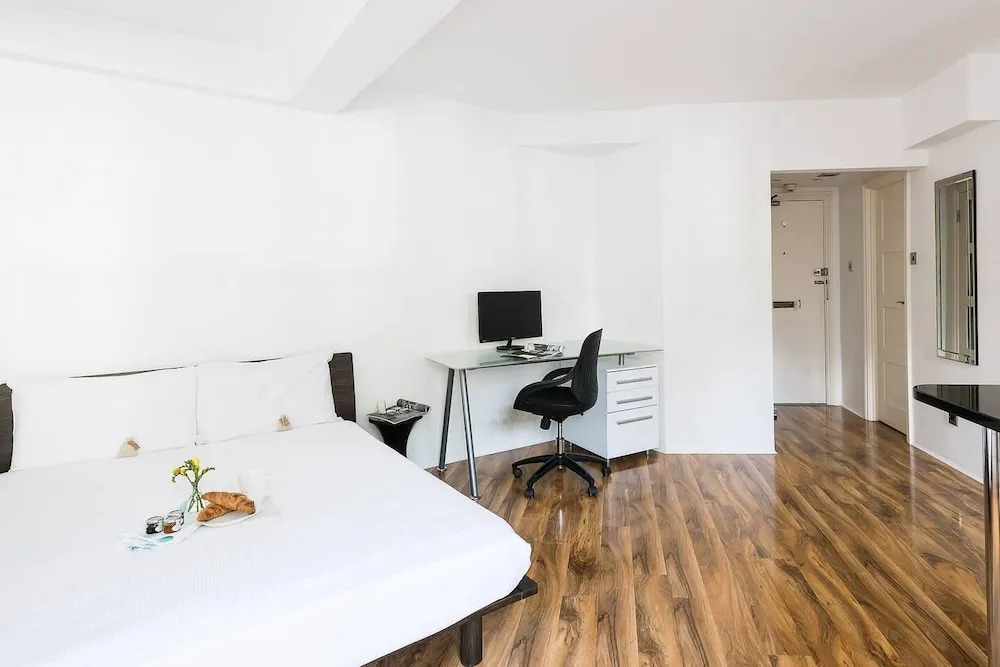 Cosy, Modern Chelsea Studio