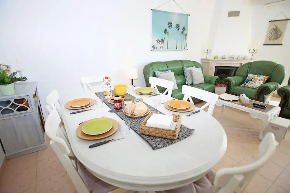 B16 - Sandy Pine Beachfront Flat in Lagos