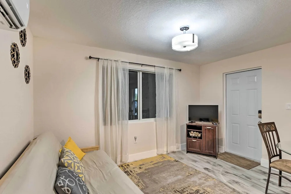 Inviting Apartment < 2 Mi to Riviera Beach!