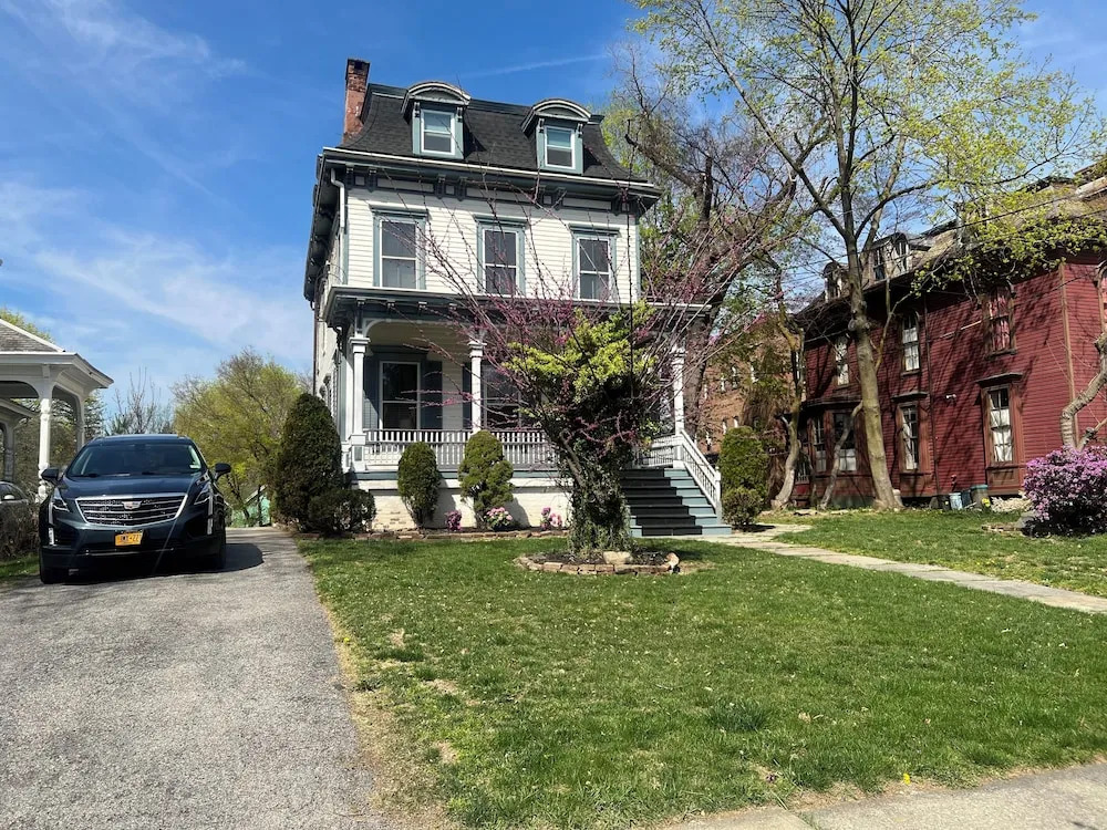 2Br Private Victorian Apartment in City Location on Half Acre Sleeps 5