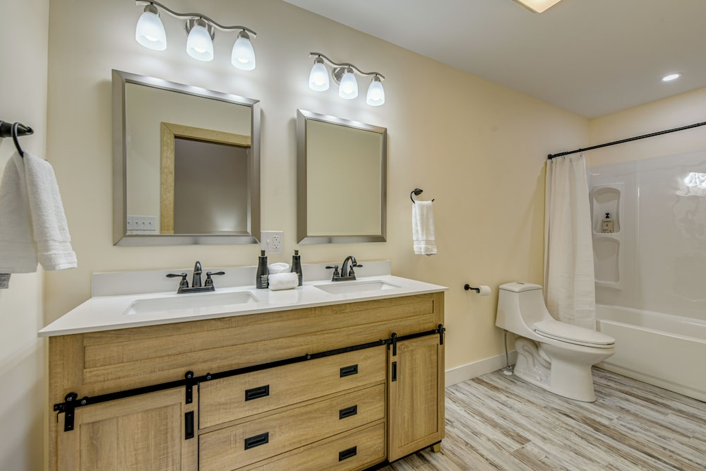 Walk to Main St! Mtn-view Getaway in Waynesville